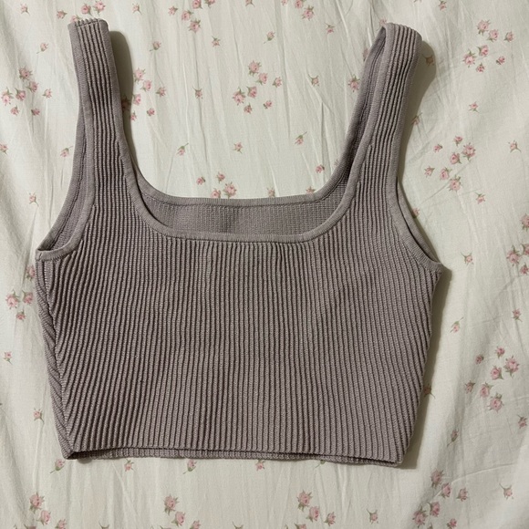 Aritzia Sculpted Cropped Tank - Picture 3 of 4